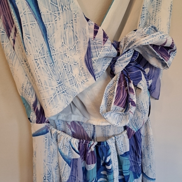 JAPNA White + Blue Tropical Leaf Floral Romper Jumpsuit Cut Out Size Small - Picture 7 of 9